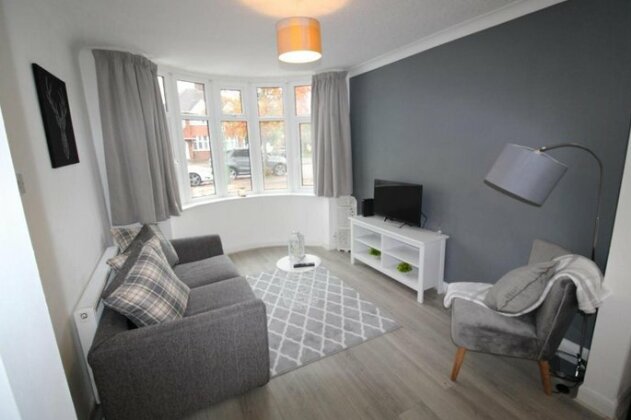 Fresh 3 Bed House Perfect for the BIRMINGHAM NEC GENTING ARENA AIRPORT & JLR Parking for 2 Cars - Photo5