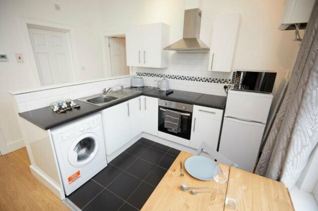 KEY WORKERS Contractors 2 Bedroom first floor with Free Wifi and Free Parking Southampton Sleeps 6 - Photo3