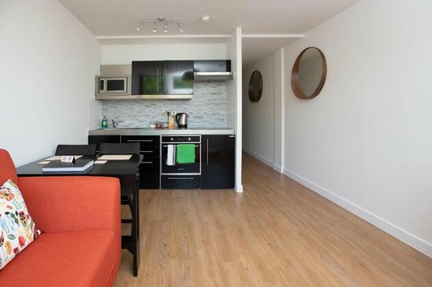 Modern 1 Bedroom Apartment in City Centre - Photo2