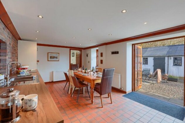 Spacious characterful property nestled on an estate in beautiful Comrie perfect for large families - Photo3
