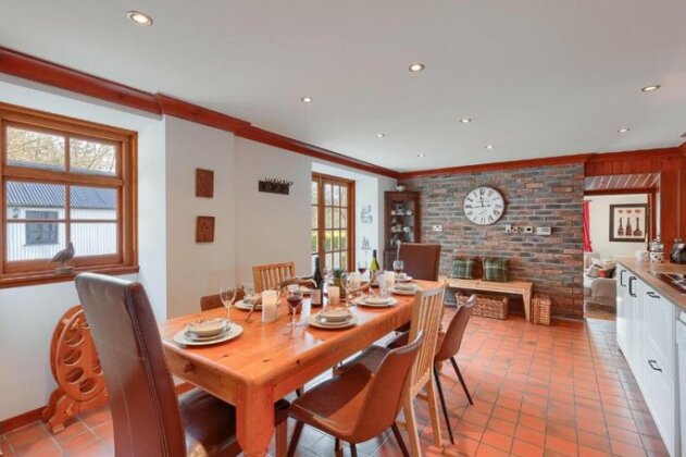 Spacious characterful property nestled on an estate in beautiful Comrie perfect for large families - Photo4