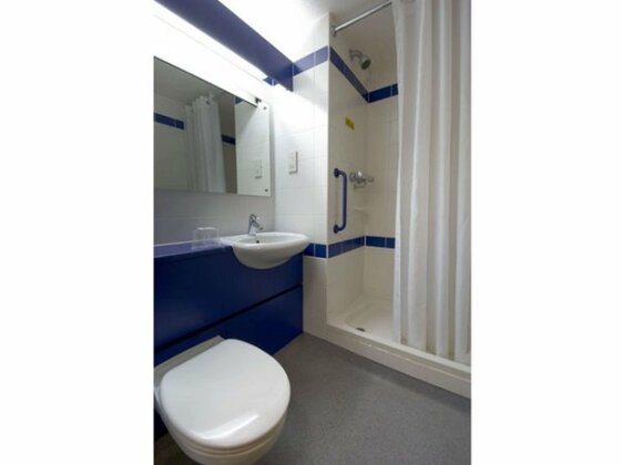 Travelodge Hotel Staines - Photo5