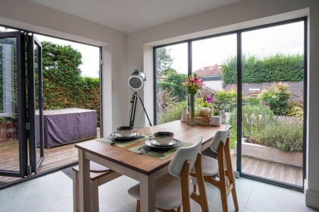Beautiful Contemporary Home With Parking Just 20 Mins To Manchester - Photo2