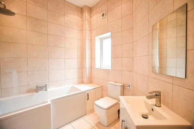 2 Double Bedroom Apartment Fulwell Sr6 - Photo4