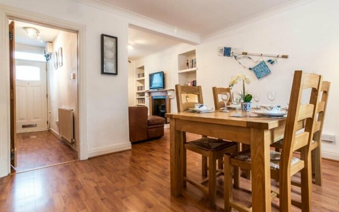 Shell Cottage - 2 Bedroom Holiday Home - Tenby - Photo5
