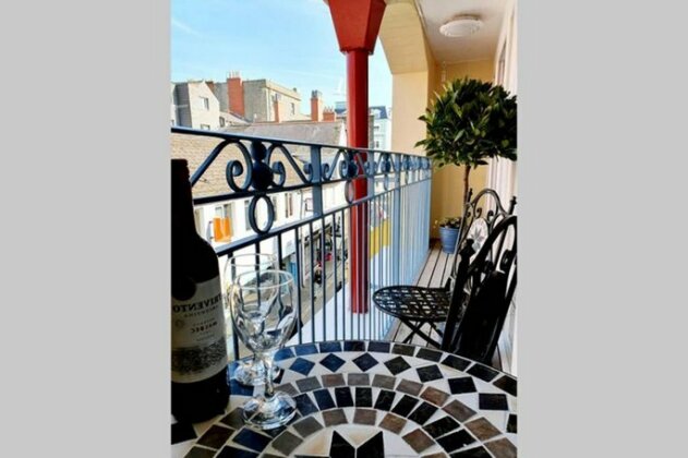 Stylish flat in central Tenby + parking & balcony - Photo2
