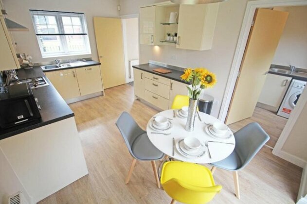 Chester Luxury Home - located near Zoo & Chester City Centre - Photo3