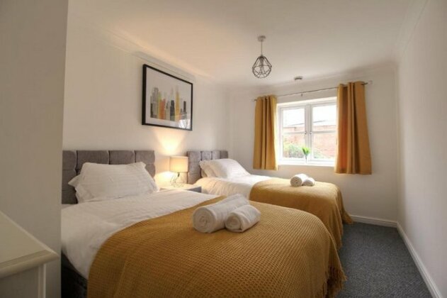 Central Stylish 2-bed Apartment with allocated parking - Photo5