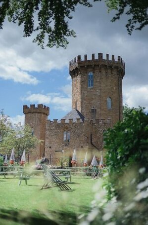 Castle at Edgehill - Photo2