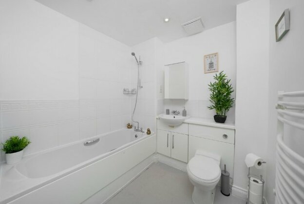 Ashleigh two bed apartment in the heart of watford - Photo4