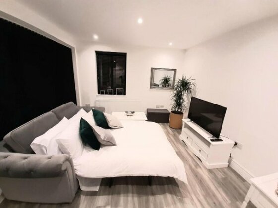 Vicarage Road Luxury Apartment Free Wifi & BT Sports sleeps 4