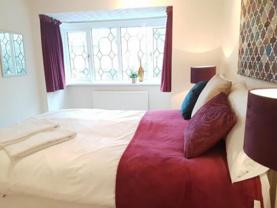 Stunning executive house sleeps 10 parking great for families - Oceana Accommodation - Photo2