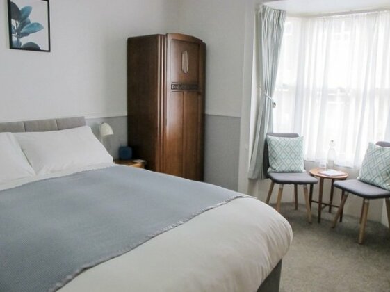 Stone's Throw Guesthouse - Photo4