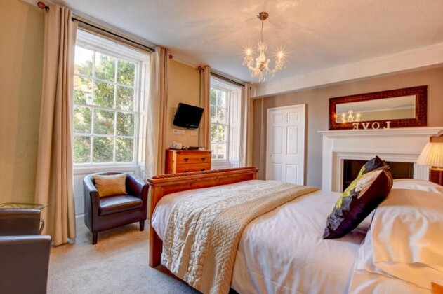 White Linen Whitby - Photo2