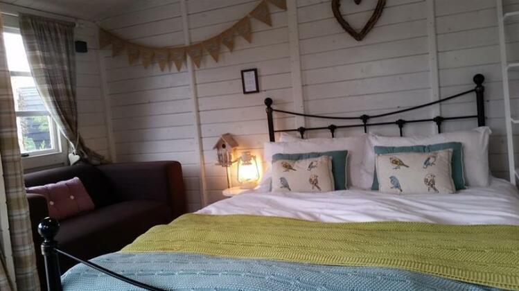 The Little Hide - Grown Up Glamping - Photo2