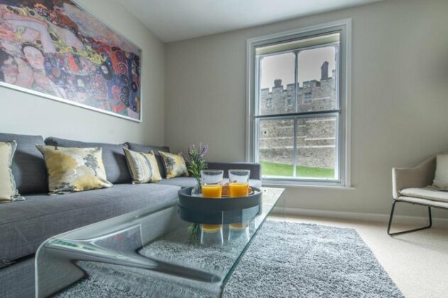 Central Windsor Apartment Facing the Castle - Photo2