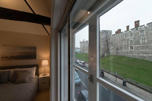 Central Windsor Apartment Facing the Castle - Photo3