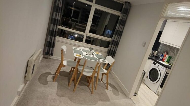 Hillview Court 2 Bedroom Apartment in Woking - Photo4