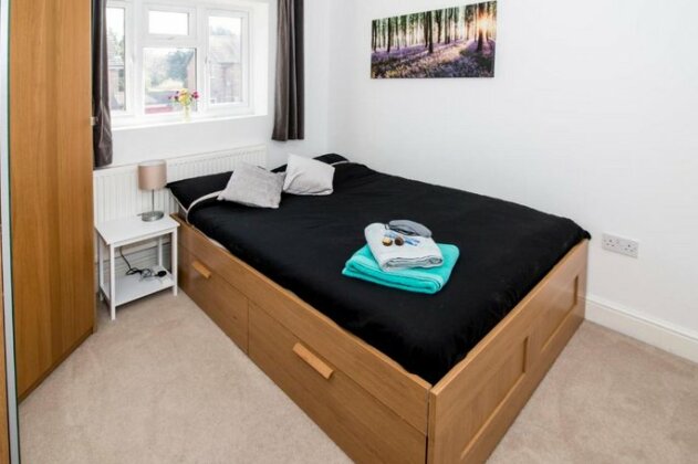 Lovely Rooms in a Quiet Place of Woking - Photo2