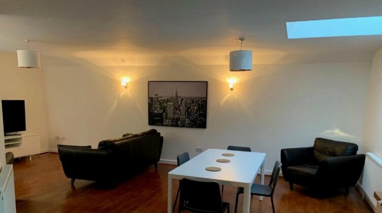 Stunning large 3 bedroom Penthouse Apartment - Photo3