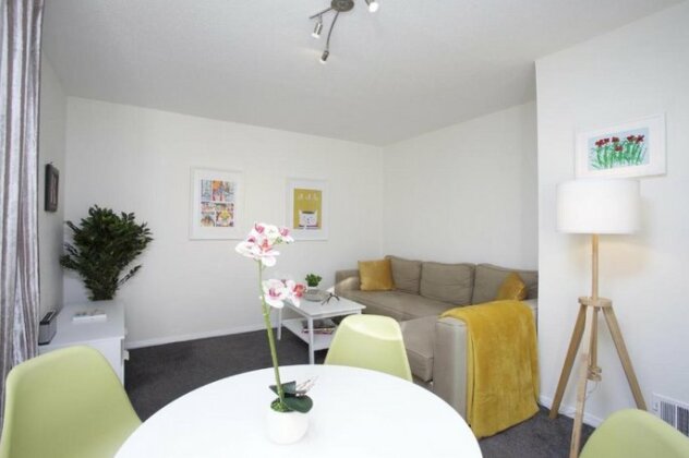 Sleek 2BD House with Garden Heart of Guildford - Photo2