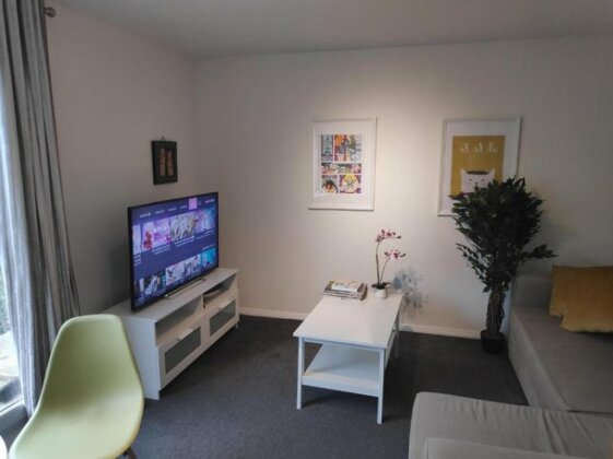 Sleek 2BD House with Garden Heart of Guildford - Photo3