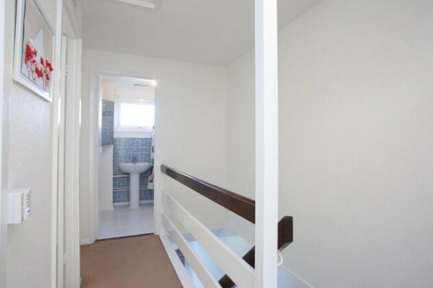Sleek 2BD House with Garden Heart of Guildford - Photo4