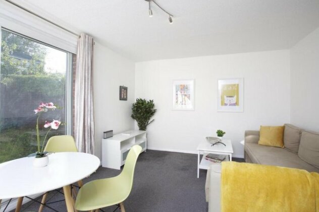 Sleek 2BD House with Garden Heart of Guildford - Photo5