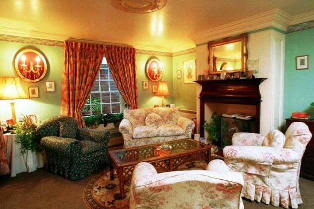 Coach House Bed & Breakfast - Photo4
