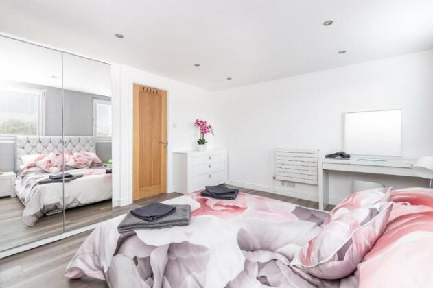Modern & minimalist duplex apartment sleeps 6 - Photo5