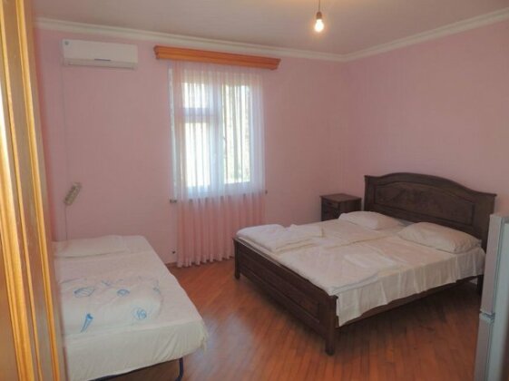 Dato's GuestHouse Batumi - Photo5