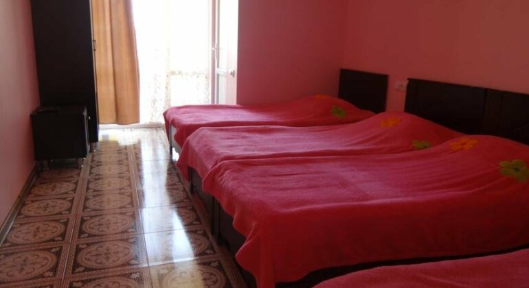 Nini Guest House Batumi - Photo3