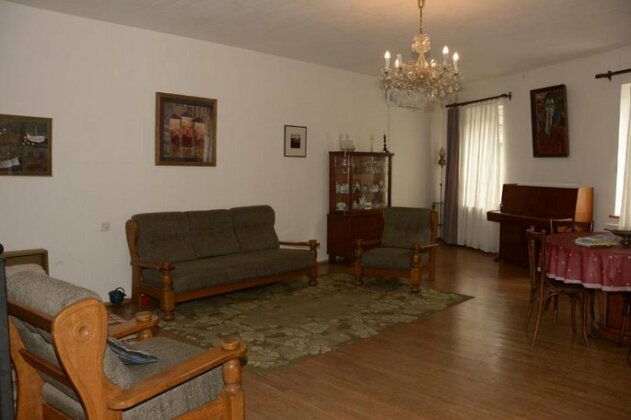 Centrally located house with garden - Photo2