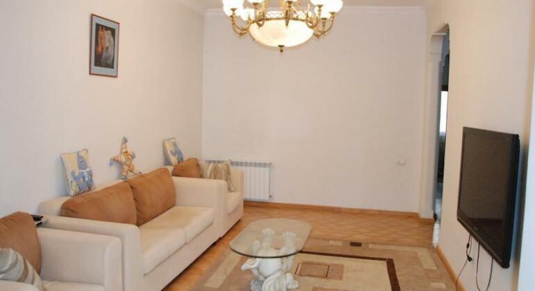 Golden Fleece Apartments - Photo2