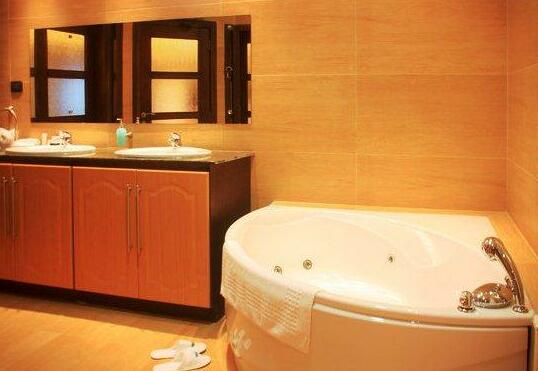 Holiday Inn Accra Airport - Photo4