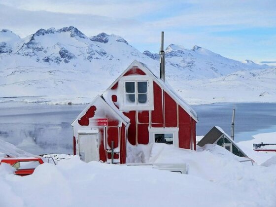 The Red House Tasiilaq - Photo2