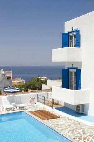 Blue Dolphin Studios and Apartment