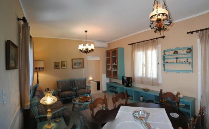 Red House in Aegina - Photo2