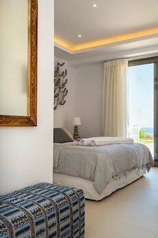 Elias Luxury Villa - Photo4
