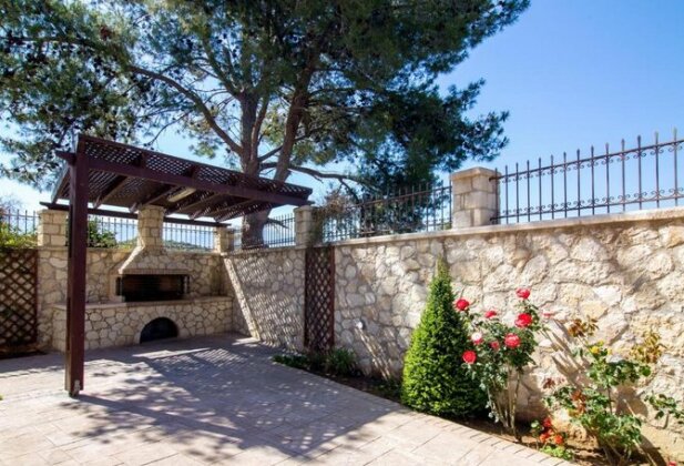 Versace Villa Almyrida - Photo3