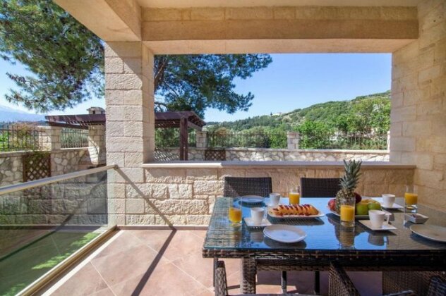 Versace Villa Almyrida - Photo4