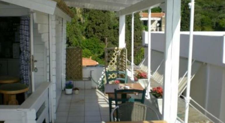 Adonis Guesthouse - Photo5
