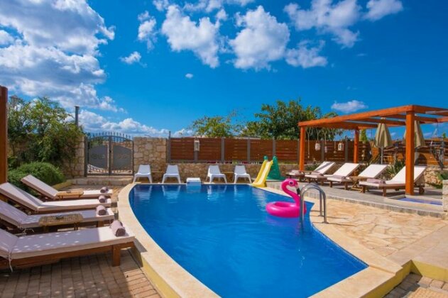 Sunshine Villa with Private Pool - Photo2