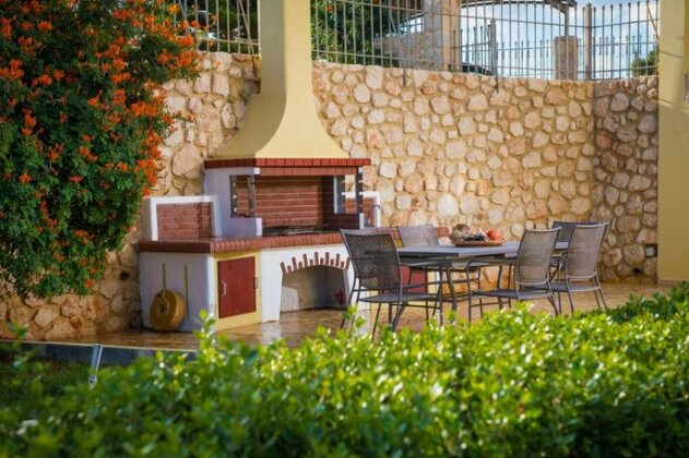 Sunshine Villa with Private Pool - Photo3