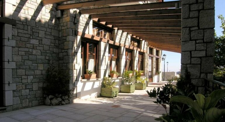 Ef Zin Studios & Suites Hotel - Photo2