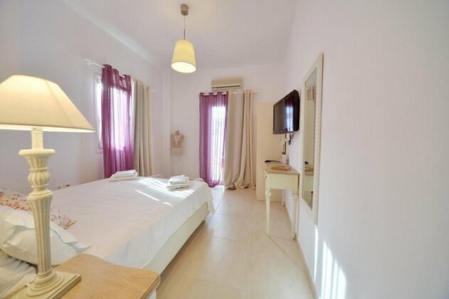 Niriides Luxury Studios - Photo4