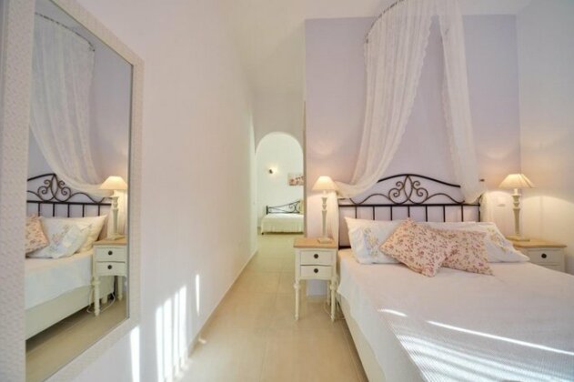 Niriides Luxury Studios - Photo5