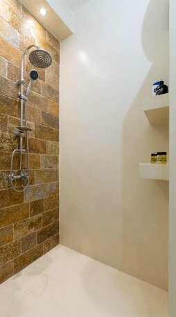 Contemporary apartment made of wood and stone - Photo4