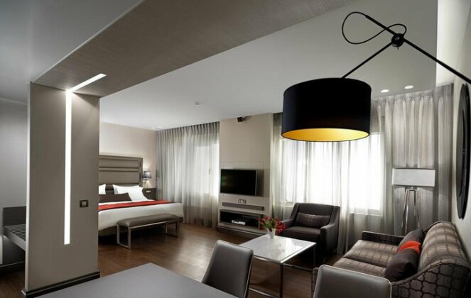 Holiday Suites - Photo3