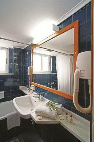 Ionis Hotel - Photo2